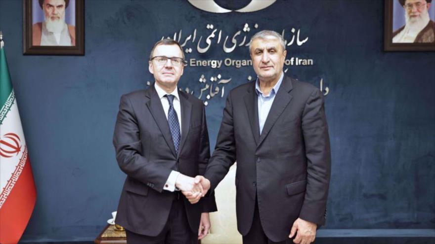 El jefe de la (OEAI) de Irán, Mohamad Eslami (dcha.), y el subdirector general adjunto de la empresa energética Rosatom, Nikolai Spassky, en Teherán, 8 de octubre de 2025.