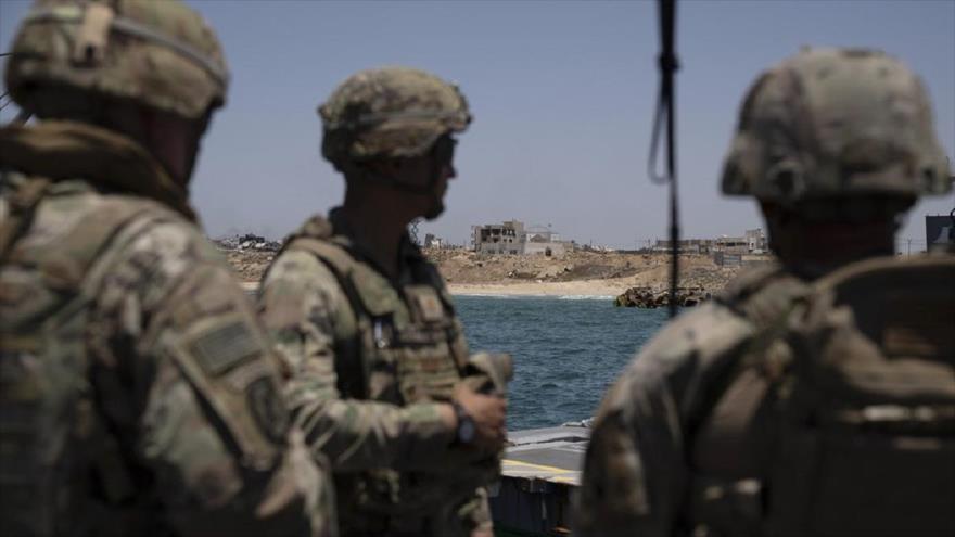 Soldados de EE.UU. se encuentran en el muelle flotante Trident, en la costa de la Franja de Gaza, 25 de junio de 2024. (Foto: AP)