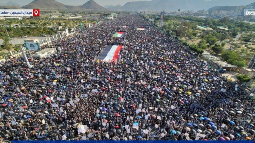 Yemeníes se manifiestan en apoyo a los palestinos en Gaza. 