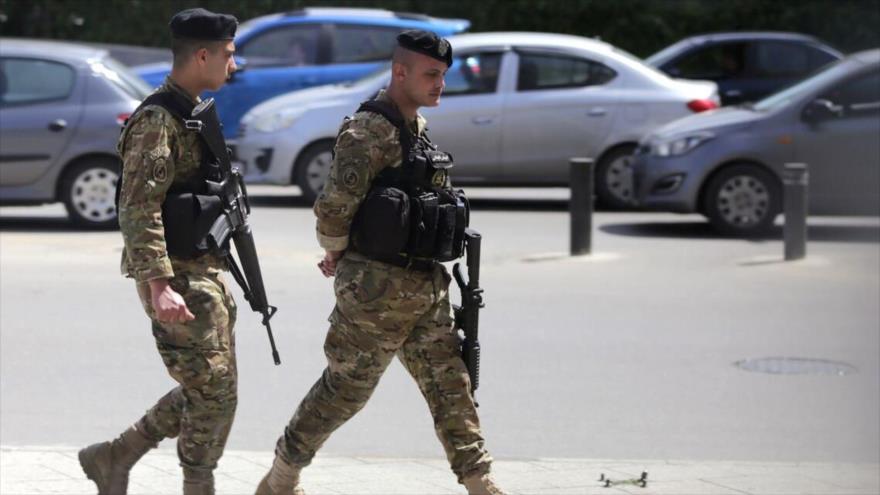 Soldados del Ejército libanés patrullan Beirut, la capital.