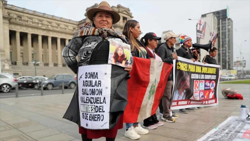 Los familiares de las víctimas de las protestas ocurridas entre diciembre de 2022 y 2023 durante la acción de protesta frente al Palacio de Justicia en Lima, el viernes 10 de octubre de 2025.