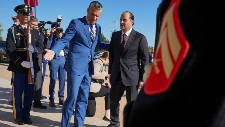 Secretario de Defensa de EEUU, Pete Hegseth (izda.), recibe al ministro de Defensa catarí, Saud Al Thani, Washington, 10 de octubre de 2025. (Foto: CNN)