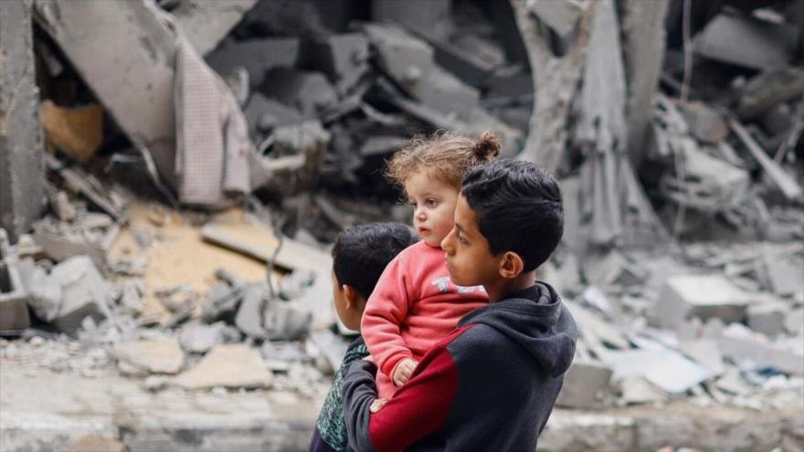 Niños palestinos, entre los escombros de las casas arruinadas por los bombardeos israelíes en la Franja de Gaza.