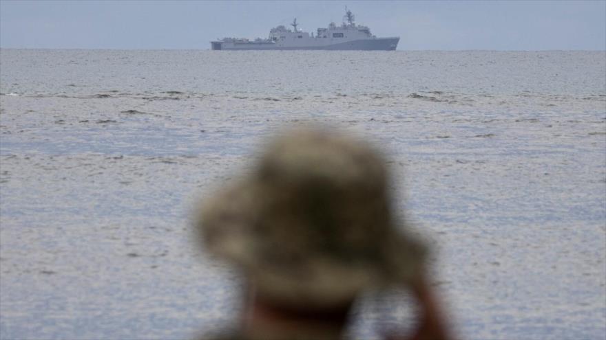 Un buque de transporte anfibio de la Armada de EEUU, frente a la costa de Puerto Rico.