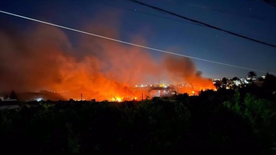 Humo y fuego se observan en la zona tras una serie de ataques aéreos israelíes contra una zona en el sur del Líbano Sur, 11 de octubre de 2025.