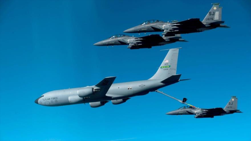 El avión cisterna KC-135 Stratotanker de la Fuerza Aérea de EE.UU. en pleno vuelo.