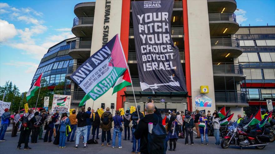 Miembros del Grupo de Acción por Palestina se manifiestan frente al Estadio Ullevaal en Oslo, Noruega. 17 de septiembre 2025.