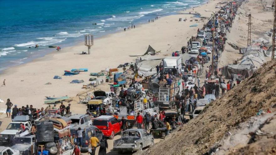 Cientos de palestinos continúan regresando del sur al norte, en el segundo día del alto el fuego en la Franja de Gaza,11 de octubre de 2025.