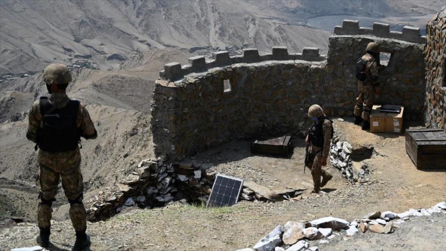 Tropas paquistaníes patrullan a lo largo de la frontera entre Pakistán y Afganistán.
