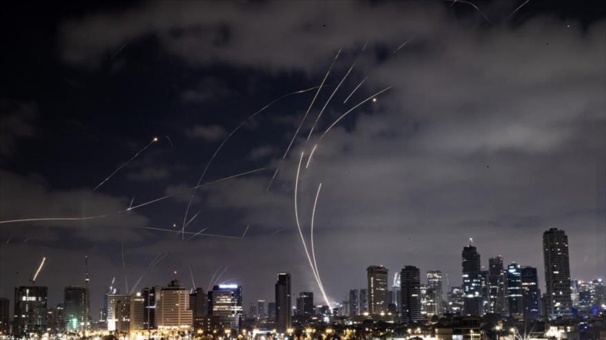 El sistema israelí Cúpula de Hierro dispara para intentar interceptar misiles iraníes sobre Tel Aviv, durante la guerra de 12 días de junio de 2025. (Foto: Reuters)