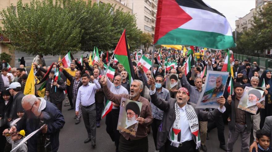 Rescatistas y personal de emergencias se encuentran frente a un edificio dañado tras un ataque israelí en la zona de Msayleh, en el sur del Líbano, 11 de octubre de 2025. (Foto: AFP)