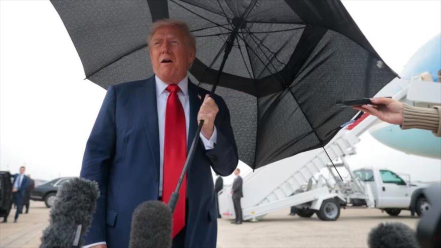 El presidente de EE.UU., Donald Trump, habla con la prensa antes de abordar el Air Force One para un viaje a Asia Occidental, 12 de octubre de 2025. 