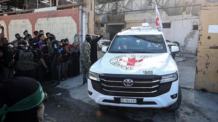 Miembros de HAMAS entregan parte de retenidos israelíes a equipos de la Cruz Roja como parte del acuerdo de canje de prisioneros en Gaza, 13 de octubre de 2025.