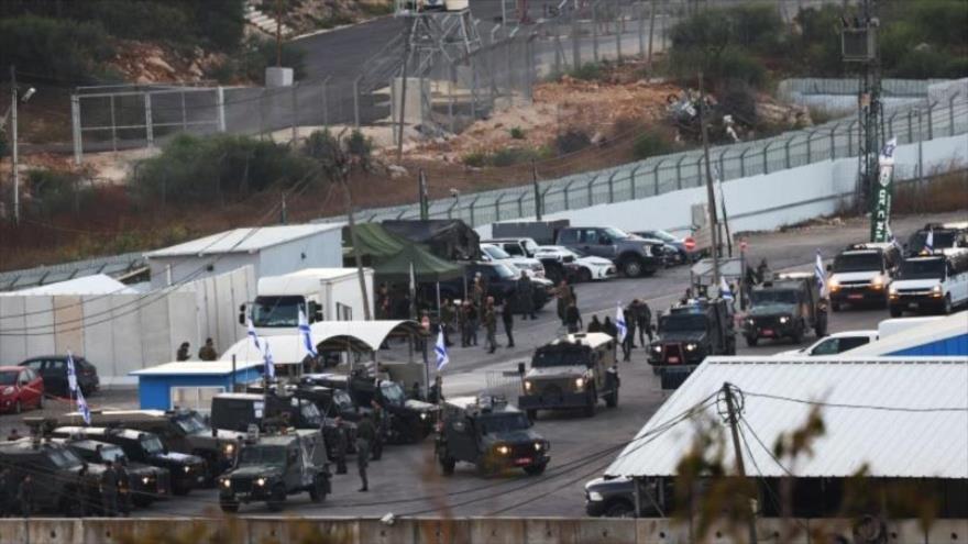 Vehículos blindados del ejército israelí se posicionan en la prisión militar de Ofer antes de la liberación de prisioneros palestinos, 13 de octubre de 2025. (Foto: AFP)