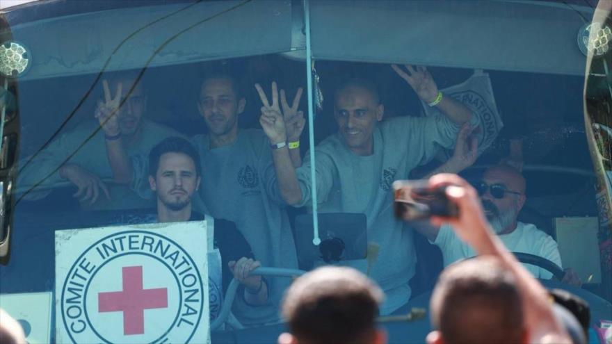 Presos palestinos liberados por Israel llegan en autobus a Ramalá, en la Cisjordania ocupada, 13 de octubre de 2025.