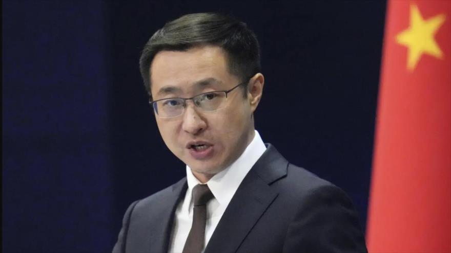 El portavoz de la Cancillería china, Lin Jian, en una rueda de prensa.