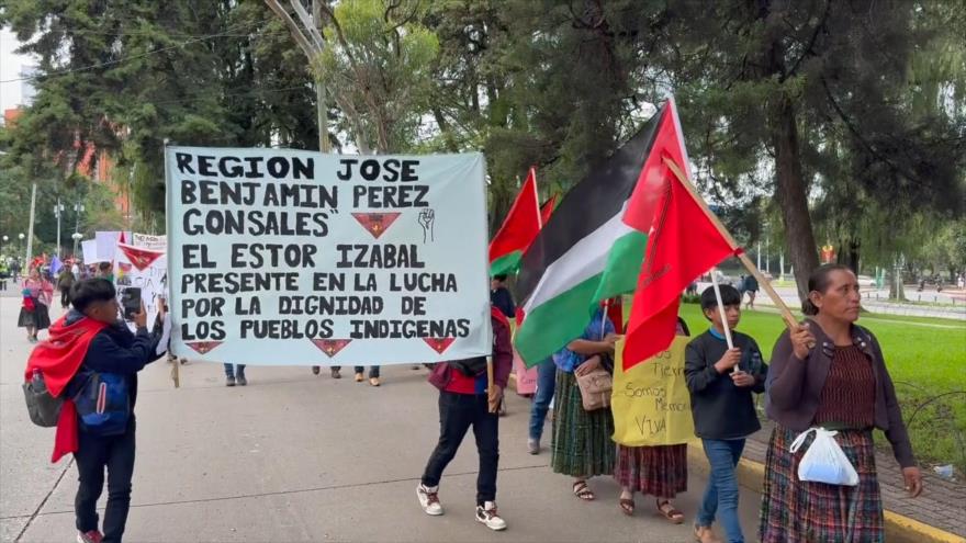 Guatemaltecos marchan por el Día de la Raza y en apoyo a Palestina