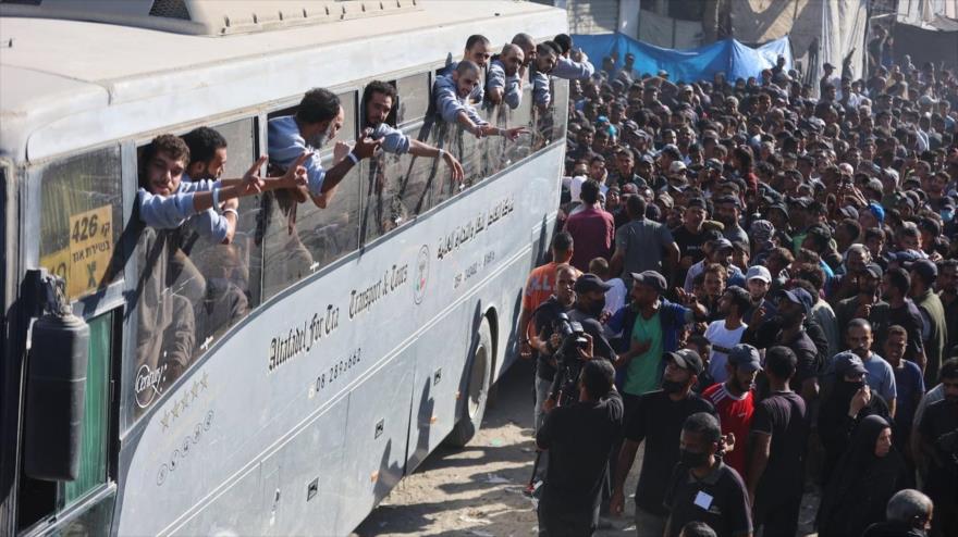 El pueblo ha rodeado el autobús de los palestinos liberados de las cárceles israelíes en Jan Yunis, 13 de octubre de 2025.