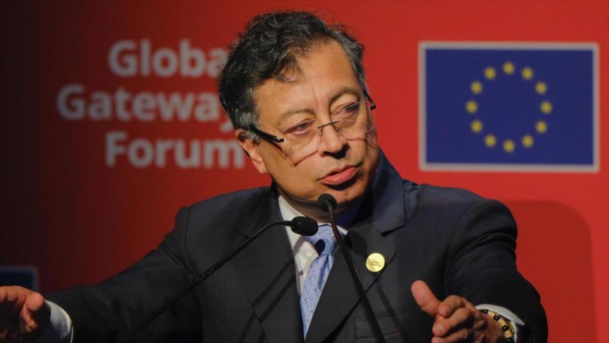 El presidente de Colombia, Gustavo Petro, se dirige al público durante el Foro Global Gateway de la UE, en Bruselas, 9 de octubre de 2025.