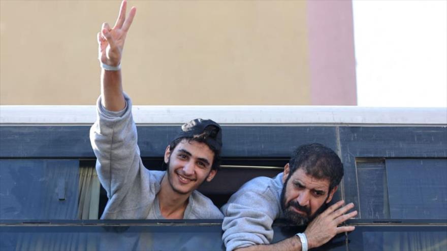 Un autobús que transporta a palestinos liberados de las cárceles israelíes llega frente al hospital Nasser en Jan Yunis, sur de Gaza, 13 de octubre de 2025.