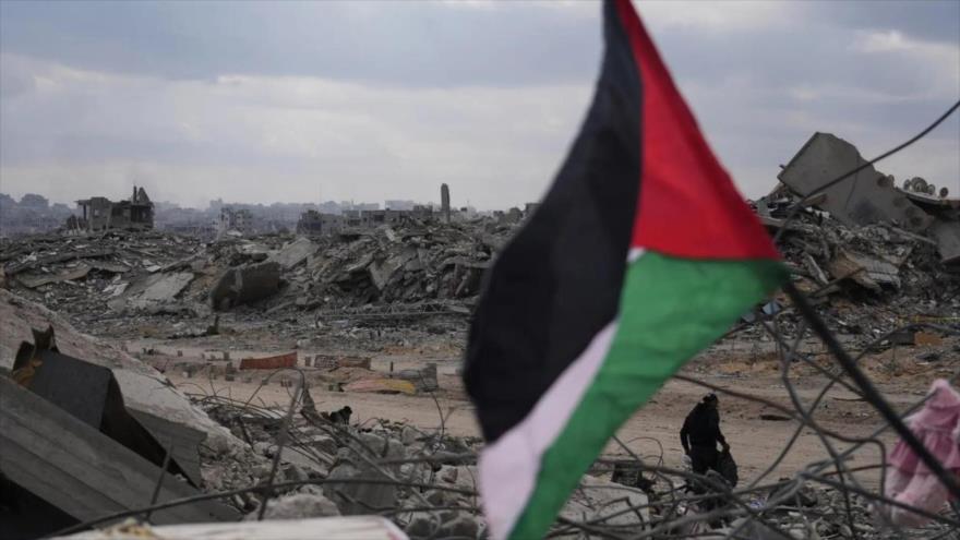 La bandera de Palestina ondea sobre las ruinas de la ciudad de Gaza, devastada por la guerra israelí.(Foto: AP)