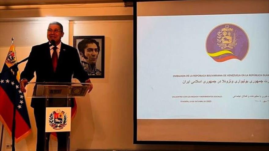 El embajador venezolano en Irán, José Rafael Silva Aponte, ofrece un discurso en un evento en Teherán, 14 de octubre de 2025.