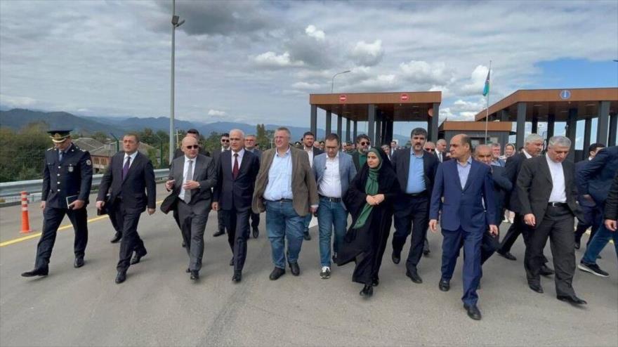 La ministra iraní de Carreteras y Desarrollo Urbano, Farzane Sadeq, visita junta a las delegaciones rusa y azerí la ciudad fronteriza de Astara, 13 de octubre de 2025.