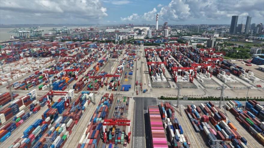 Se ven contenedores en el puerto de Shanghái, china, 13 de octubre de 2025. (Foto: AFP)
