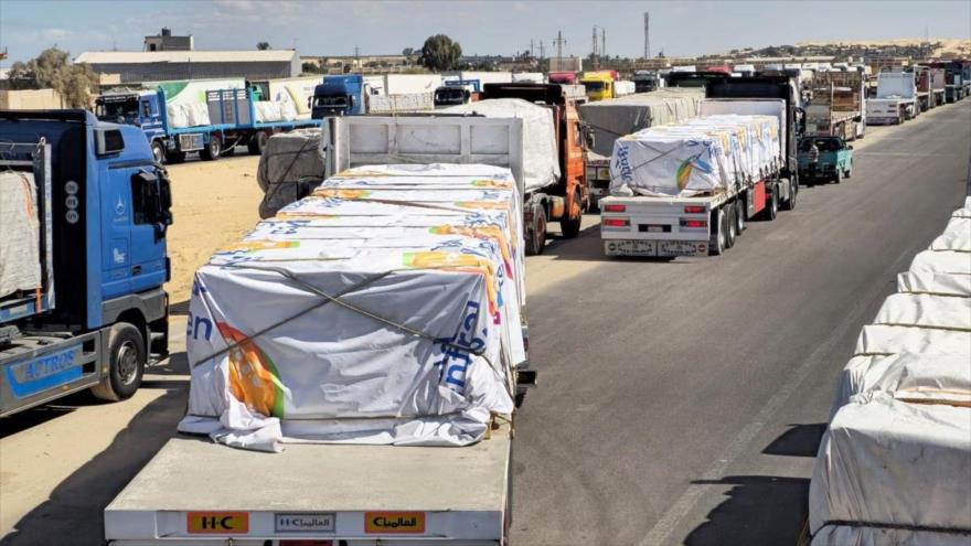 Varios camiones cargados con ayuda humanitaria esperan en el paso de Rafah para ingresar a Gaza.