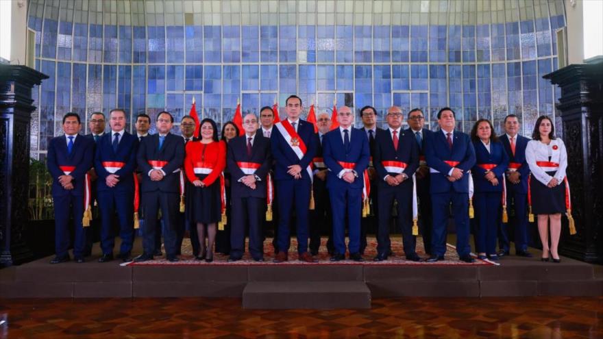 El presidente peruano José Jerí (c) y los integrantes de su gabinete ministerial en una ceremonia realizada en Palacio de Gobierno, 14 de octubre de 2025.