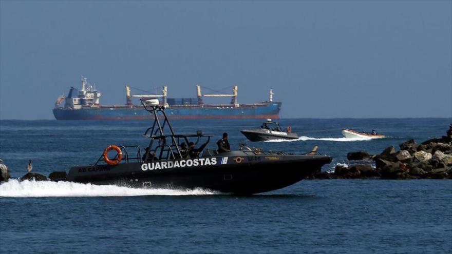 La Guardia Costera venezolana realiza una operación de vigilancia en respuesta a la presencia militar estadounidense en el mar Caribe, en Puerto Cabello, en el estado Carabobo.