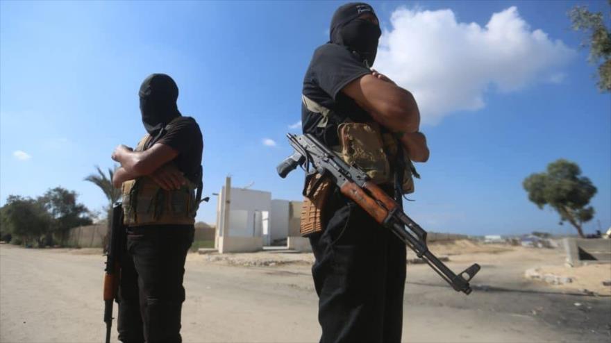 Miembros de HAMAS vigilan durante la entrega de retenidos israelíes a la Cruz Roja en Gaza, 13 de octubre de 2025. (Foto: APA)
