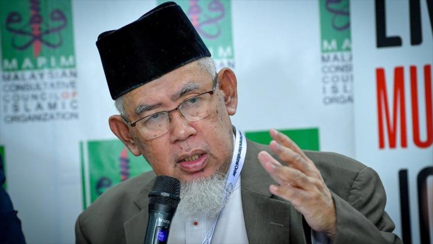 El presidente del Consejo Consultivo de Organizaciones Islámicas de Malasia (MAPIM), Muhamad Azmi Abdul Hamid, habla en una conferencia de prensa en Shah Alam, 15 de octubre de 2025.