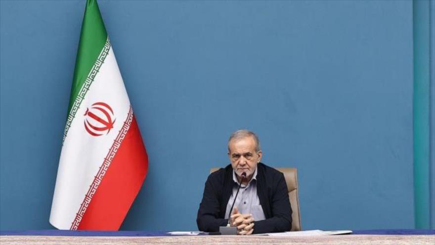 El Presidente de Irán, Masud Pezeshkian, durante una reunión.