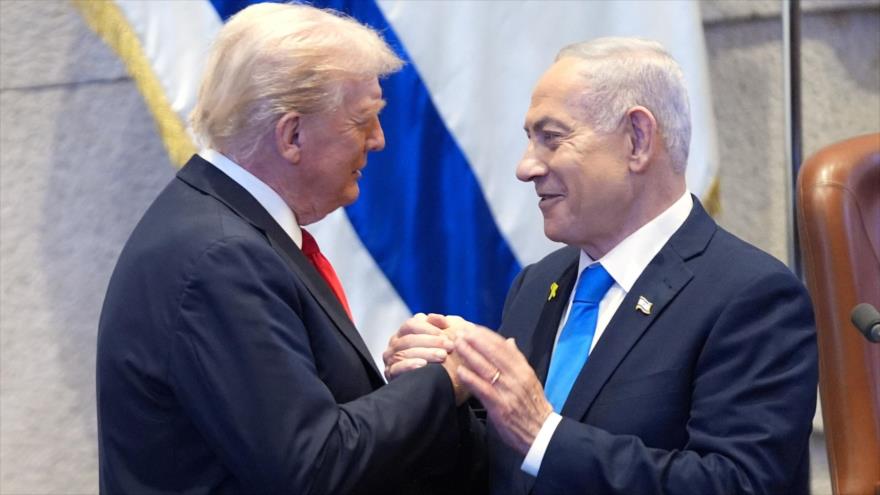 El presidente de EE.UU., Donald Trump, conversa con el primer ministro israelí, Benjamín Netanyahu, en Al-Quds (Jerusalén), 13 de octubre de 2025.