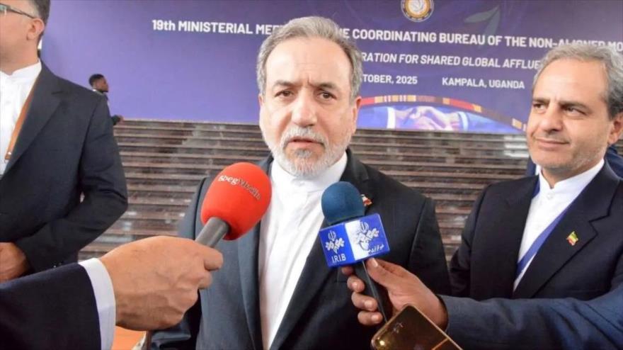 El canciller de Irán, Abás Araqchi, habla con la prensa tras la clausura de la cumbre ministerial del MNOAL en Kampala, Uganda, 16 de octubre de 2025.