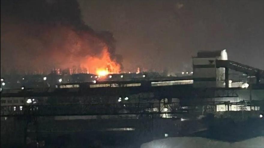 Incendio causado por un ataque con dron en Engels, Óblast de Sarátov, Rusia, durante la noche del 14 de enero de 2025.