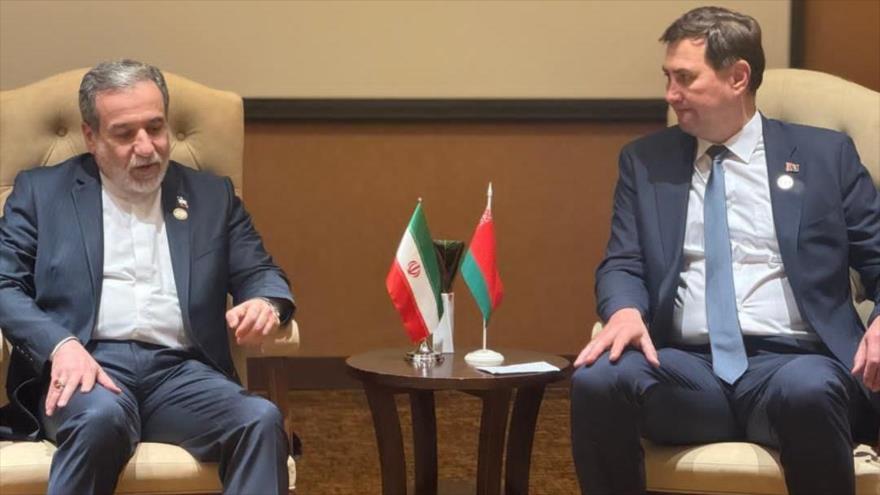 El canciller iraní, Seyed Abás Araqchi (izda.) y su par bielorruso, Maxim Rizhenkov, en la ciudad ugandesa Kampala, 16 de octubre de 2025.