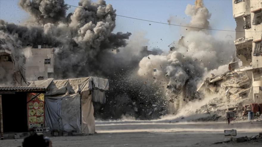 Una explosión tras un ataque israelí en la calle Omar al-Mukhtar de la ciudad de Gaza. (Foto: Anadolu)