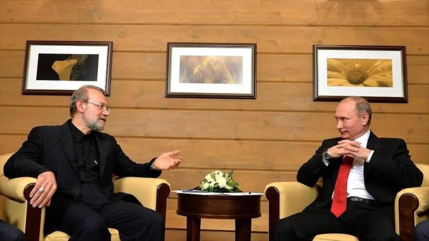 El secretario del Consejo Supremo de Seguridad Nacional de Irán, Ali Lariyani durante la reunión con el presidente de Rusia, Vladímir Putin (drcha.), en Moscú. 16 de octubre de 2025.