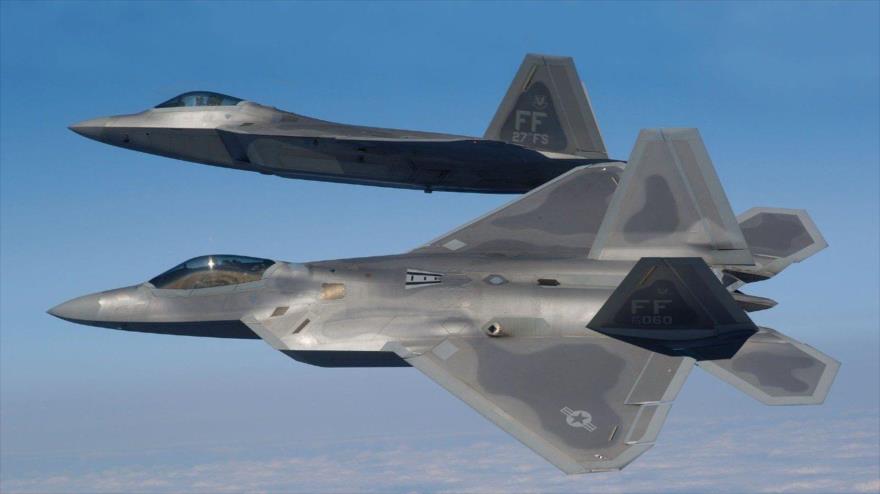 Vuelo de dos cazas F-22 de Estados Unidos.