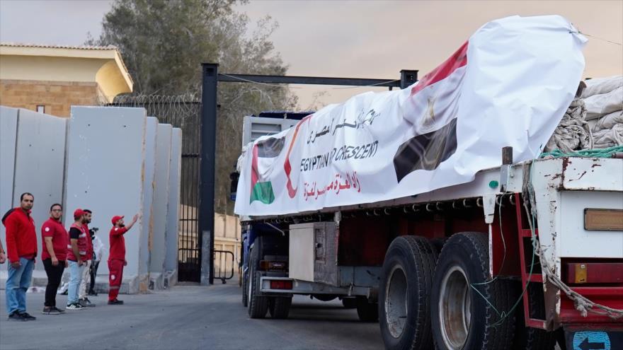 Miembros de Media Luna Roja Egipcia monitorean camiones que transportan ayuda humanitaria mientras ingresan al cruce de Rafah entre Egipto y Gaza, 12 de octubre de 2025.(Foto:AP)