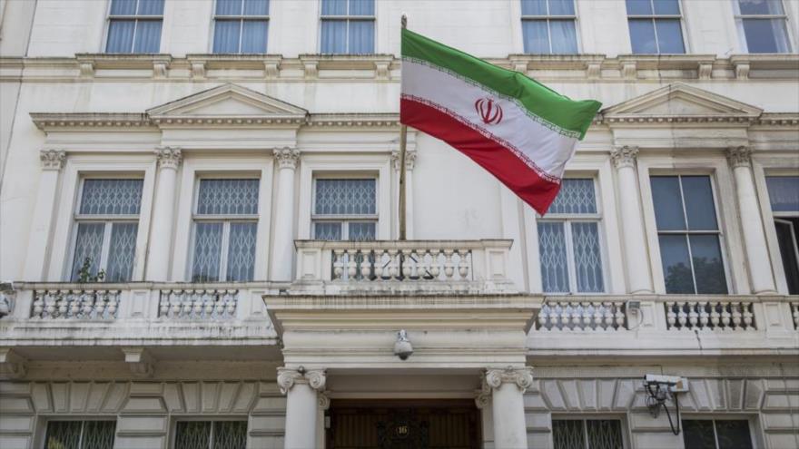 La entrada a la Embajada de la República Islámica de Irán en Londres, Reino Unido. 