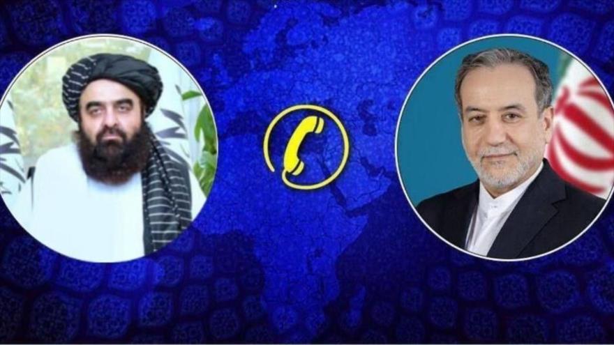 El ministro de Asuntos Exteriores de Irán, Seyed Abás Araqchi, (dcha.) y el ministro interino de Relaciones Exteriores de Afganistán, Amir Jan Muttaqi.