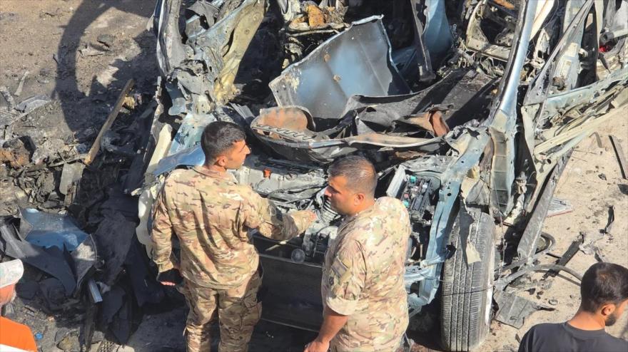 Soldados del Ejército libanés inspeccionan un automóvil calcinado que fue alcanzado por un ataque israelí en Líbano, 11 de octubre de 2025. (Foto: AP). 
