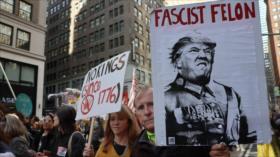 Miles de estadounidenses protestan contra Trump: “No queremos reyes”