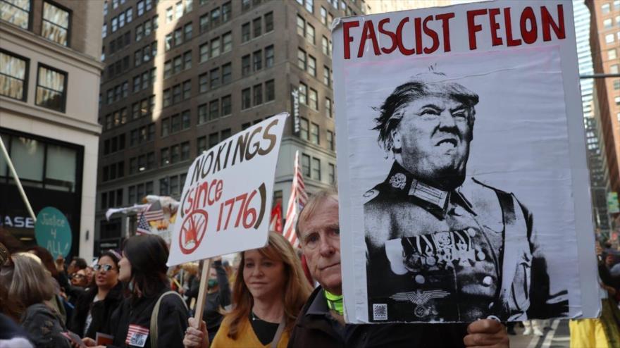 Miles de personas participan en una protesta “No King” en Manhattan, en la ciudad de Nueva York, 18 de octubre de 2025.