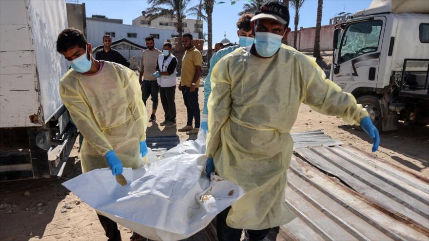 Trabajadores hospitalarios trasladan el cuerpo de un palestino entregado por Israel en Jan Yunis, al sur de la Franja de Gaza, 18 de octubre de 2025.
