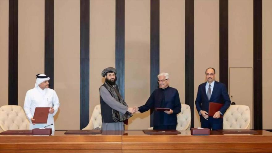 El ministro de Defensa talibán, Mullah Muhamad Yaqoob (2.º de izda.), y el ministro de Defensa pakistaní, Khawaja Muhamad Asif, firman una tregua en Doha (Catar), 18 de octubre de 2025.