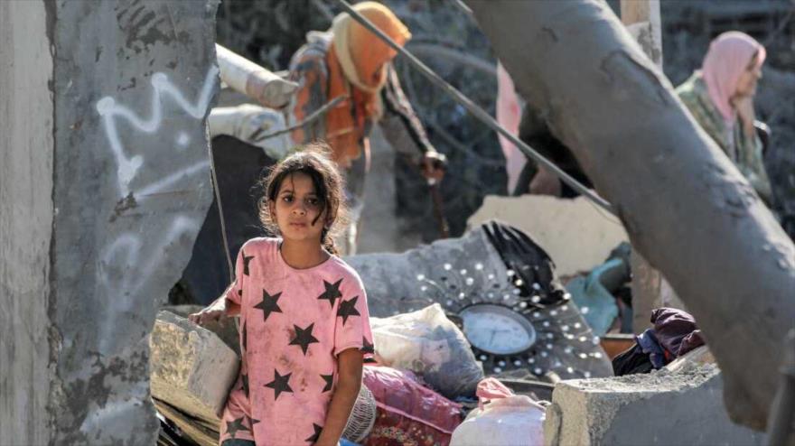 Niña palestina en medio de la destrucción en la Franja de Gaza. (Foto: AFP).